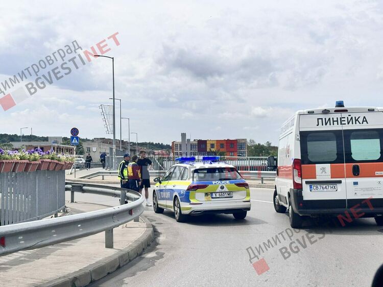 ОБНОВЕНА: Катастрофа между автобус и Audi на кръговото при „Кулата“ в Димитровград