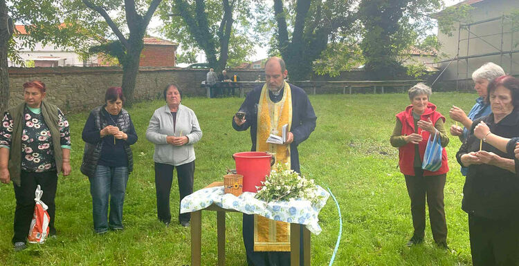 В село Мандра отслужиха водосвет и се помолиха да няма градушки