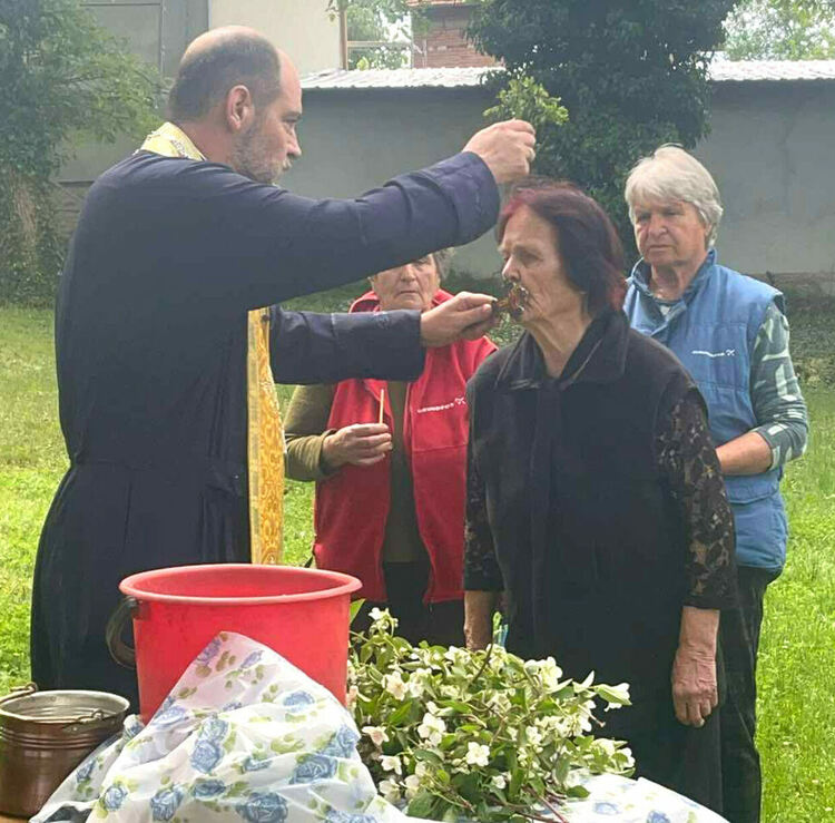 В село Мандра отслужиха водосвет и се помолиха да няма градушки