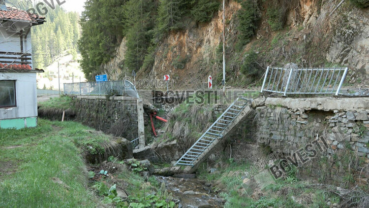 Жителите на село Стойките заплашват да блокират пътя Смоля-Девин! Четири години се молят за ремонт. Тротоарът бил на общината, асфалта на ОПУ / ГАЛЕРИЯ/