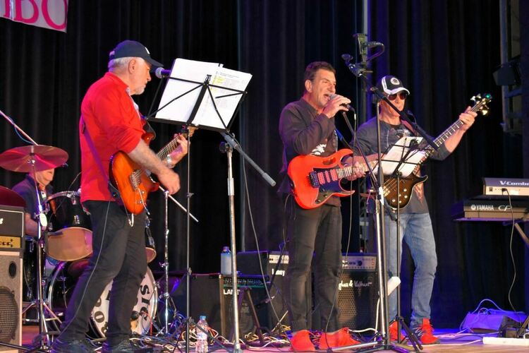 Майски културни празници 2025 г. бяха официално открити с впечатляваща изложба и рок концерт