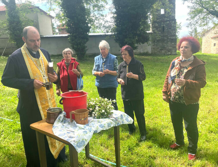 В село Мандра отслужиха водосвет и се помолиха да няма градушки