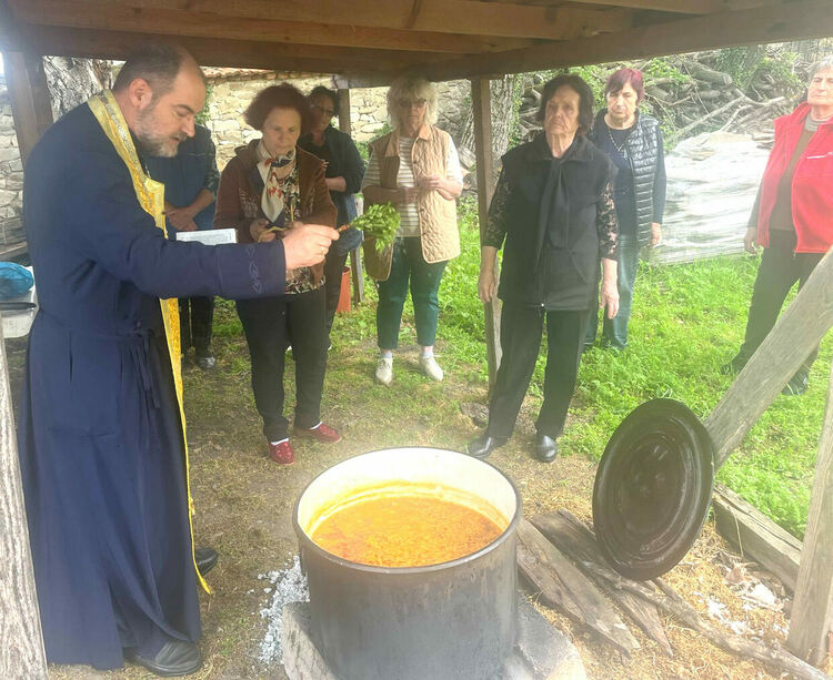 В село Мандра отслужиха водосвет и се помолиха да няма градушки