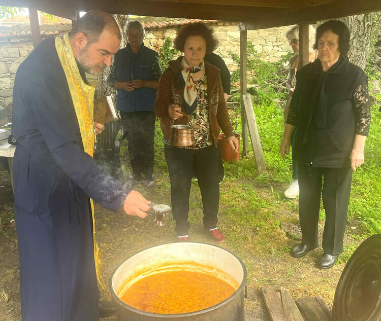 В село Мандра отслужиха водосвет и се помолиха да няма градушки