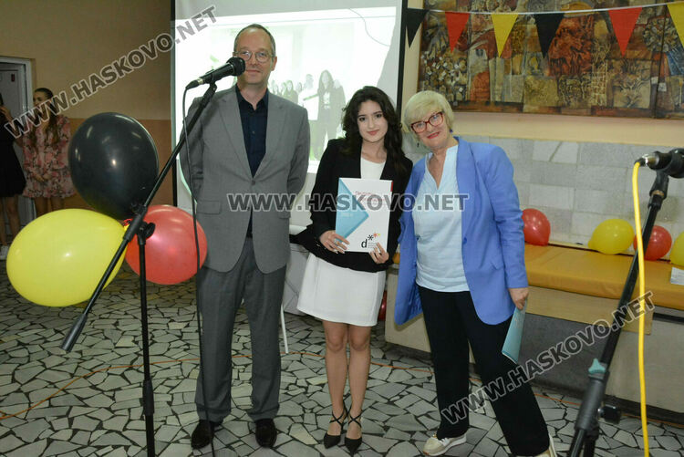 31 от Езиковата гимназия взеха немски дипломи, 16 са със супер резултат