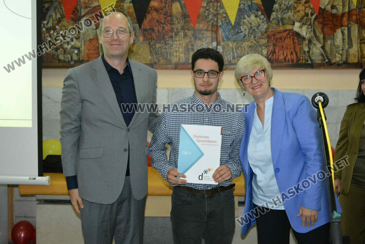 31 от Езиковата гимназия взеха немски дипломи, 16 са със супер резултат