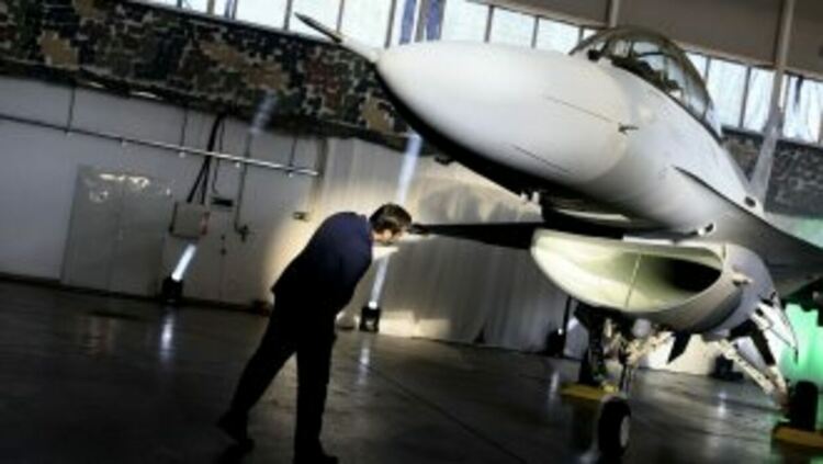 Проверките по първия доставен на България F-16 продължава