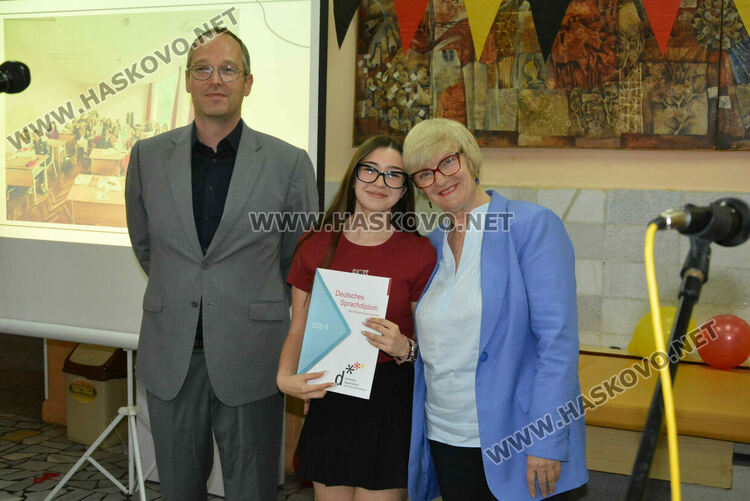 31 от Езиковата гимназия взеха немски дипломи, 16 са със супер резултат