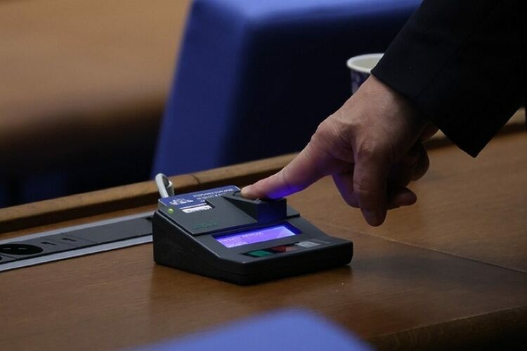 Изборът на нови регулатори върви регулярно. И се регулира от Делян Пеевски