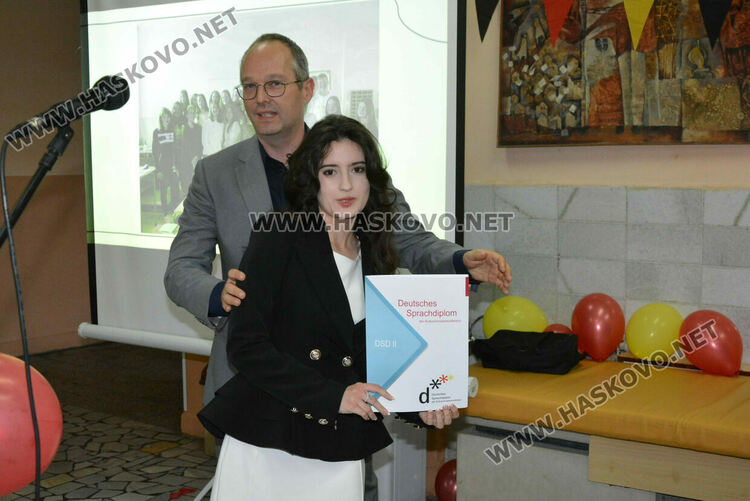 31 от Езиковата гимназия взеха немски дипломи, 16 са със супер резултат