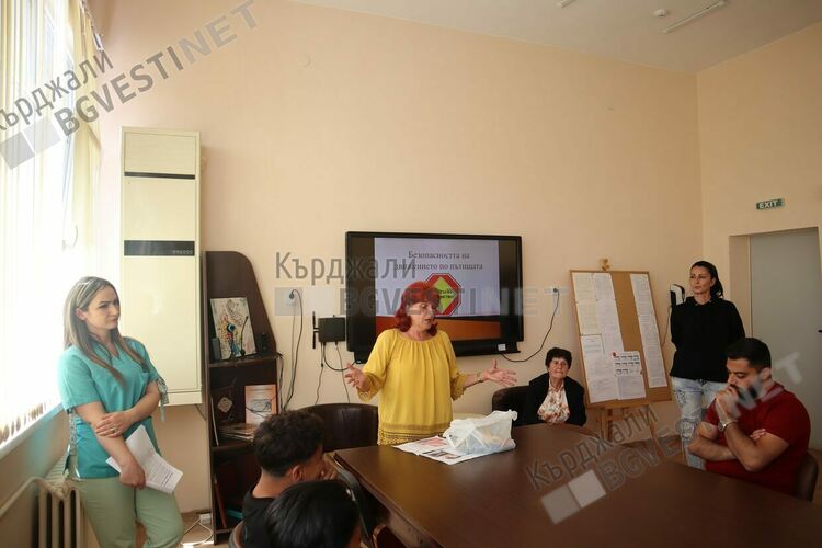 Родители на деца от кв.”Боровец” в Кърджали са загрижени за опасността от вейповете , канят ги на среща в ОУ”П.Яворов”