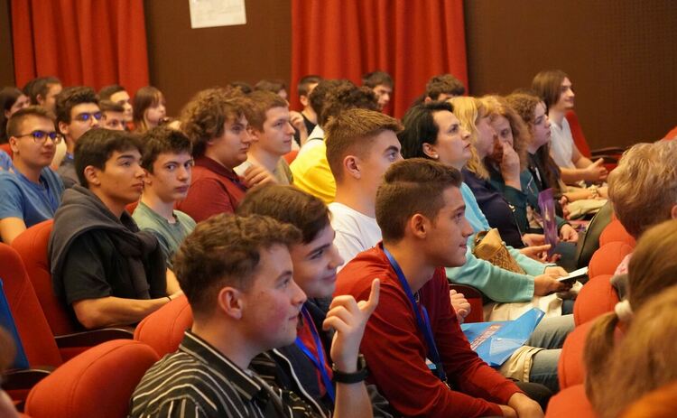 Кметът на Димитровград откри Националната олимпиада по астрономия, която се провежда в Димитровград