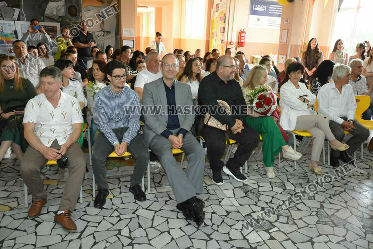 31 от Езиковата гимназия взеха немски дипломи, 16 са със супер резултат