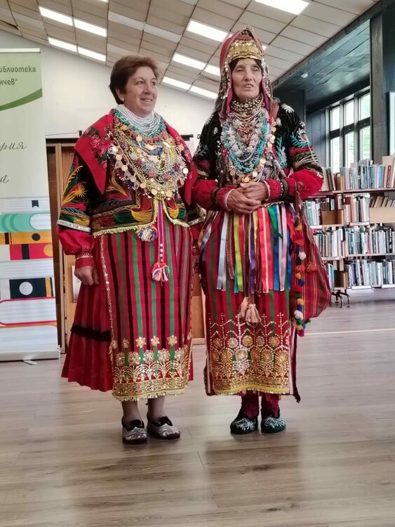 Парад на автентичните носии се проведе в Регионалната библиотека в Смолян