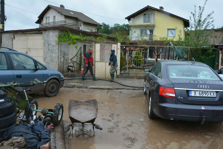Дъждът наводни къща в село Стойково