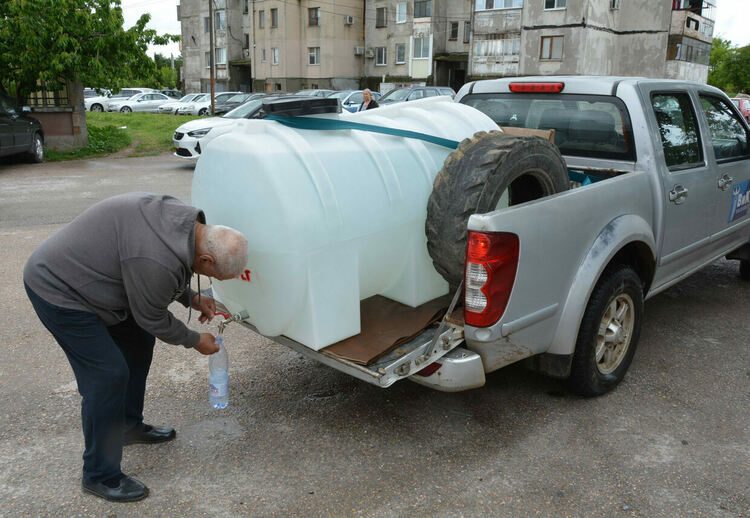 Поставиха водоноски на три места в Хасково заради забраната за пиене