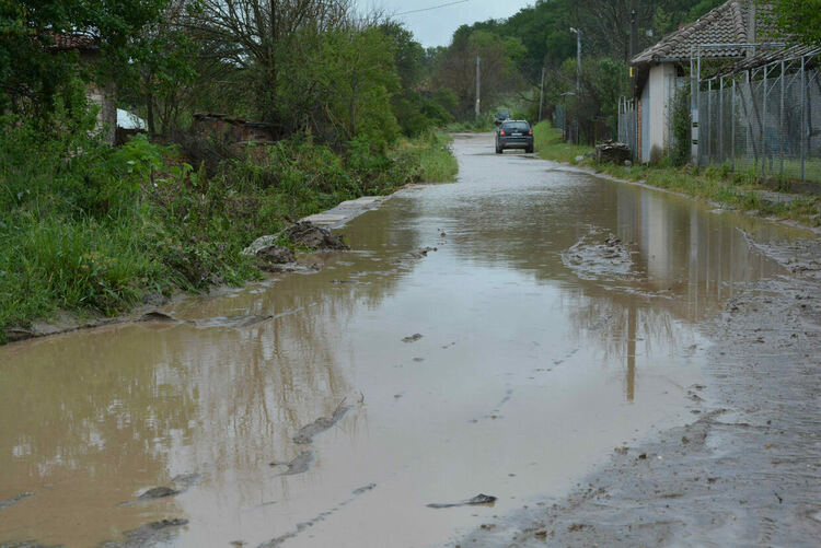 Дъждът наводни къща в село Стойково