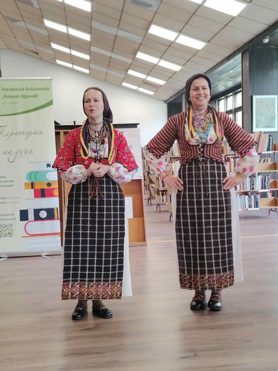 Парад на автентичните носии се проведе в Регионалната библиотека в Смолян