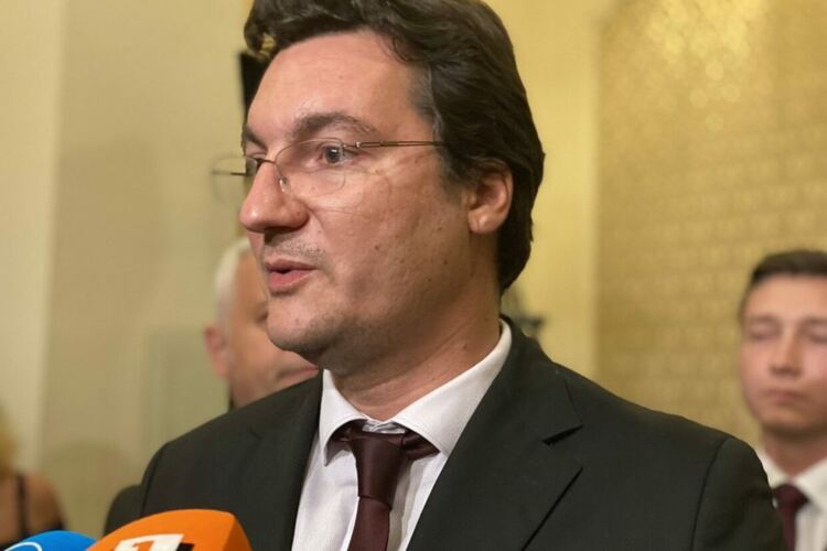 Крум Зарков си тръгва от президентството, Пеканов също се обяви против референдума