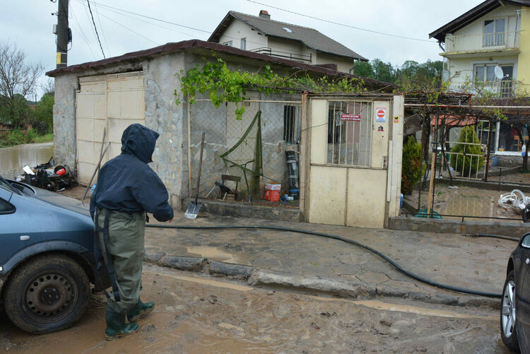 Дъждът наводни къща в село Стойково