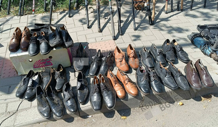 Битакът в Кърджали заприлича на предверието на мюсюлмански храм, навсякъде са изложени обувки