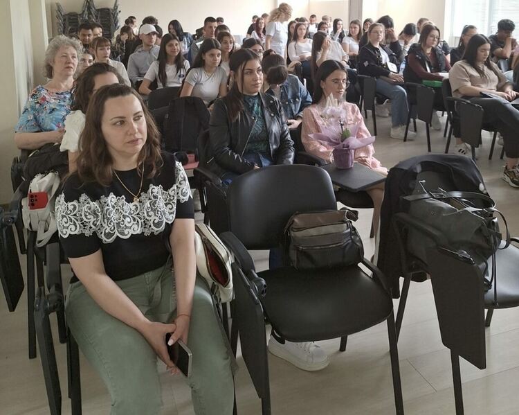 Ученици от ФСГ в среща-дискусия „Бъдещето на счетоводната професия в условията на дигиталната икономика“