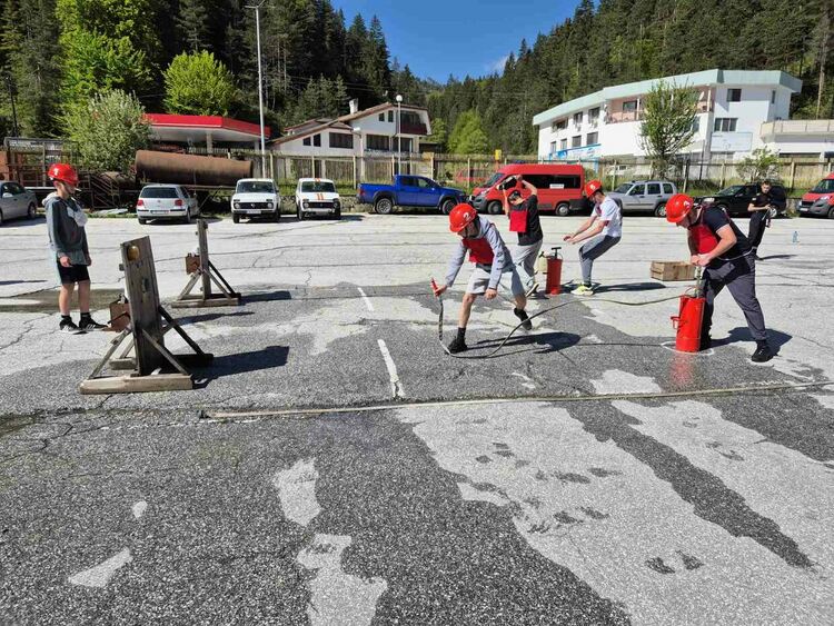 Младите огнеборци от Смолян демонстрираха умения и дух в състезание „Млад огнеборец“