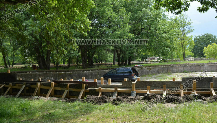 Премахнаха сухи и опасни дървета край езерото в „Кенана“