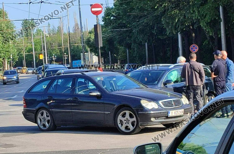 Три коли катастрофираха на кръстовището до Цигарената фабрика