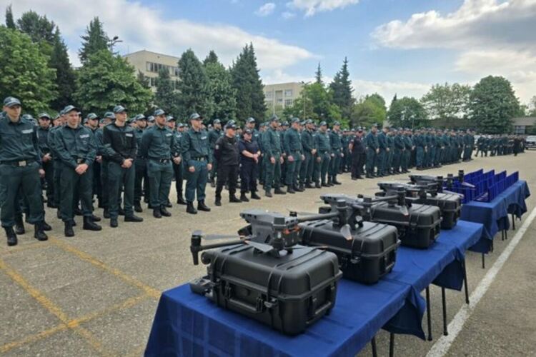 Полицаите бяха строени, за да видят дроновете