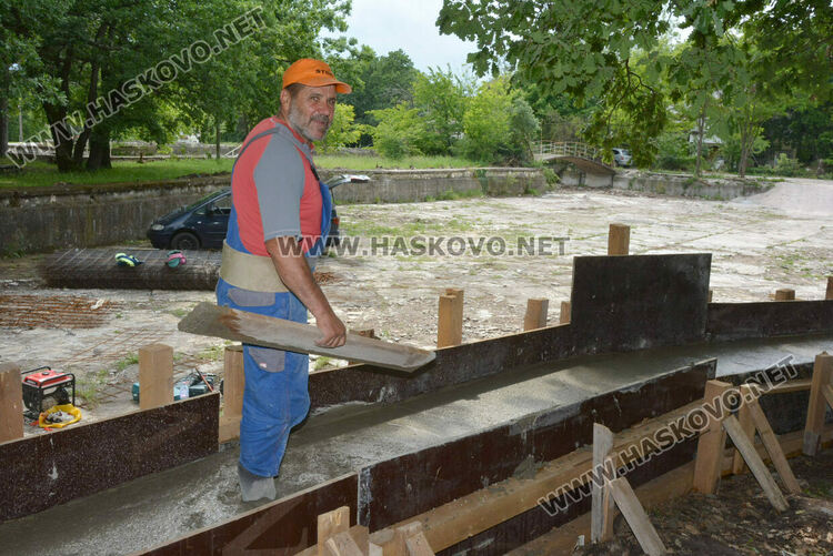 Премахнаха сухи и опасни дървета край езерото в „Кенана“