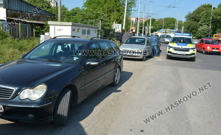 Три коли катастрофираха на кръстовището до Цигарената фабрика