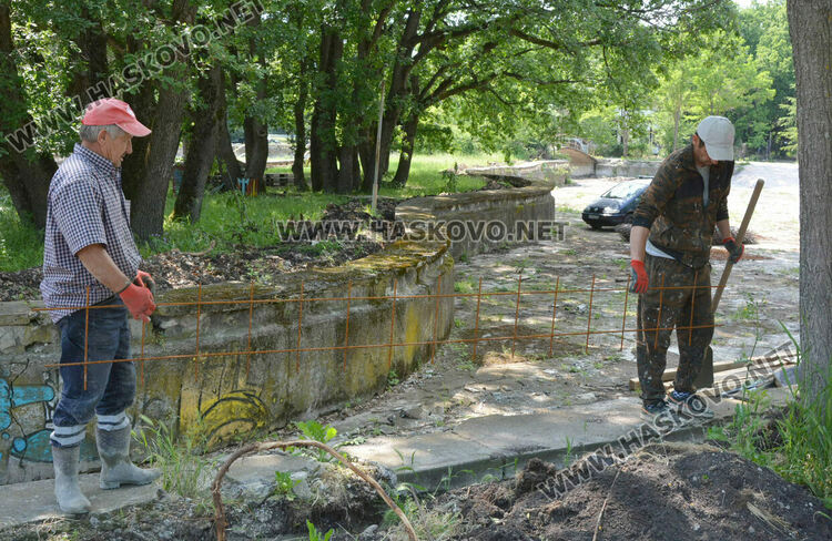 Премахнаха сухи и опасни дървета край езерото в „Кенана“