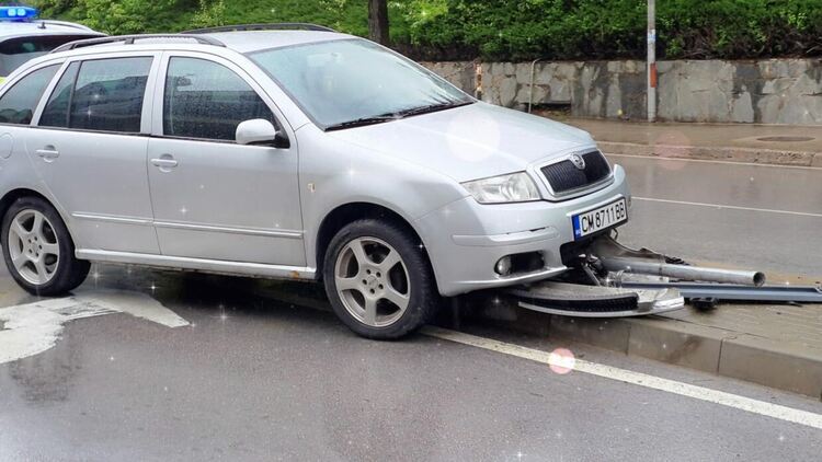 Лек автомобил катастрофира самостоятелно в центъра на Смолян, няма пострадали