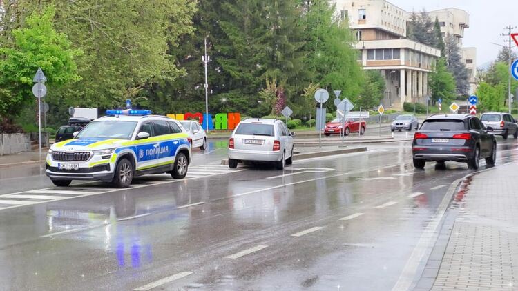 Лек автомобил катастрофира самостоятелно в центъра на Смолян, няма пострадали