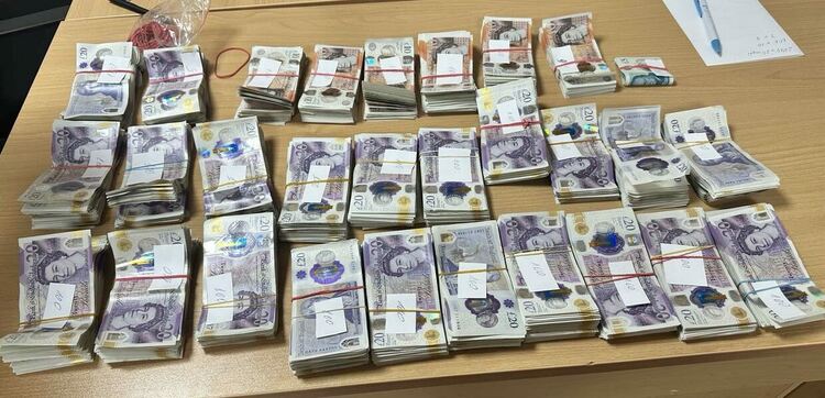 Хванаха британски лири за над 115 000 лева в турски тир на път за Иран 