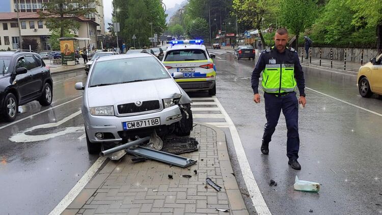 Лек автомобил катастрофира самостоятелно в центъра на Смолян, няма пострадали
