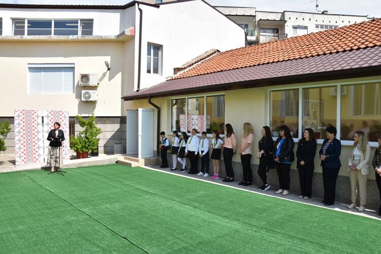 Модерен кабинет откриха за 115-годишен юбилей на училище  