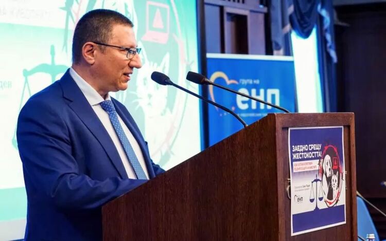 Сарафов днес се появи на конференция срещу насилието над животните, организирана от българския евродепутат Емил Радев (ГЕРБ/ЕНП), зам.-председател на Интергрупата за защита на животните в Европейския парламент.