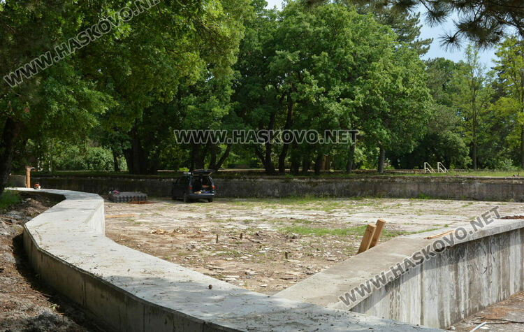 Премахнаха сухи и опасни дървета край езерото в „Кенана“