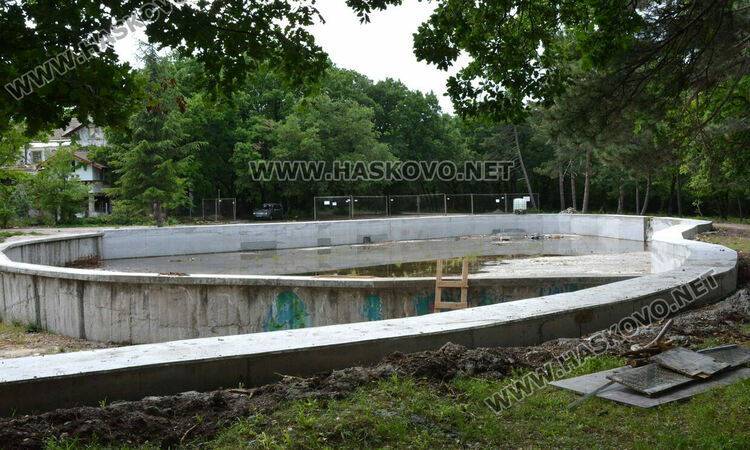 Премахнаха сухи и опасни дървета край езерото в „Кенана“