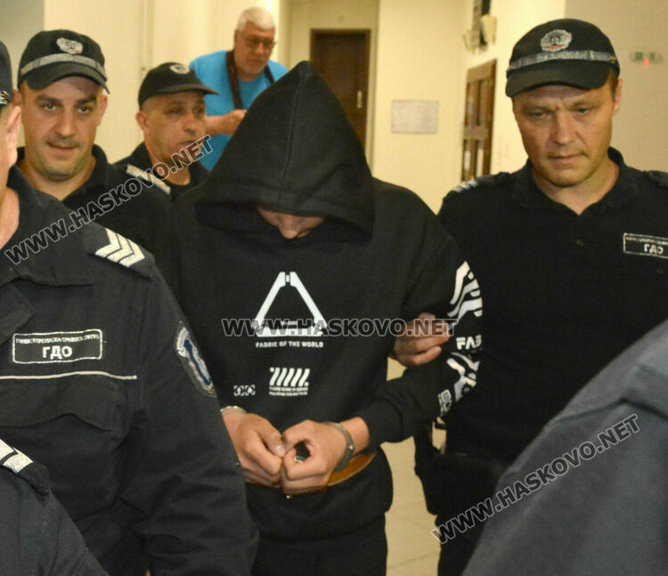 Полицаи водят Иван Костов в съда в Хасково
