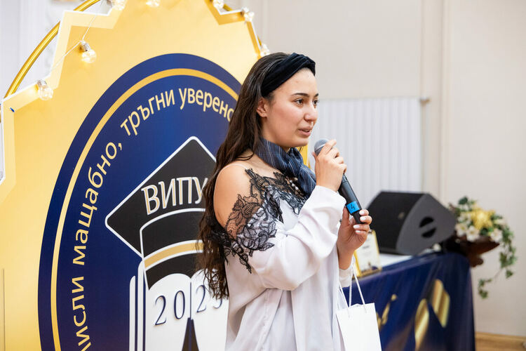 Kметът на община Перник Станислав Владимиров се срещна с най-изявените абитуриенти от пернишките училища