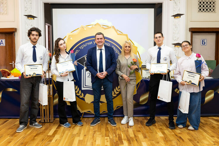 Kметът на община Перник Станислав Владимиров се срещна с най-изявените абитуриенти от пернишките училища