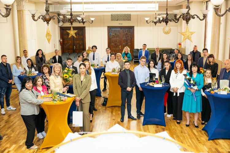 Kметът на община Перник Станислав Владимиров се срещна с най-изявените абитуриенти от пернишките училища