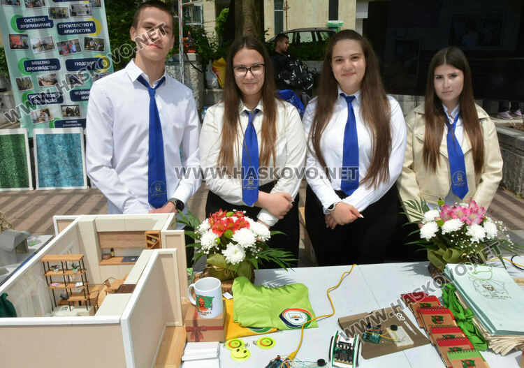 8 професионални гимназии се представиха на „Панорама на професиите“ 