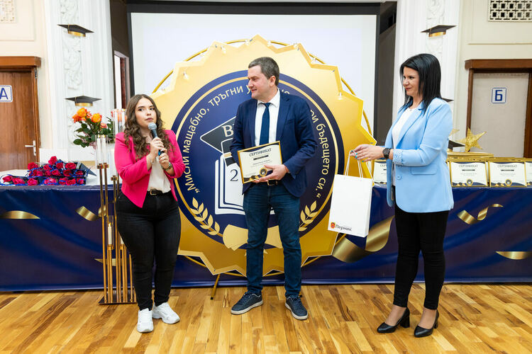 Kметът на община Перник Станислав Владимиров се срещна с най-изявените абитуриенти от пернишките училища