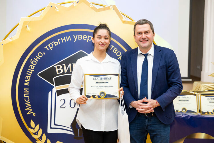 Kметът на община Перник Станислав Владимиров се срещна с най-изявените абитуриенти от пернишките училища