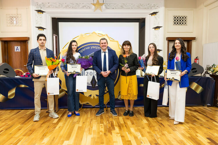 Kметът на община Перник Станислав Владимиров се срещна с най-изявените абитуриенти от пернишките училища