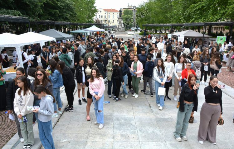 8 професионални гимназии се представиха на „Панорама на професиите“ 